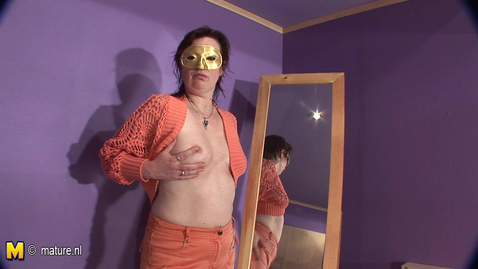 Masked Mature Slut Playing With Her Pussy - MatureNL