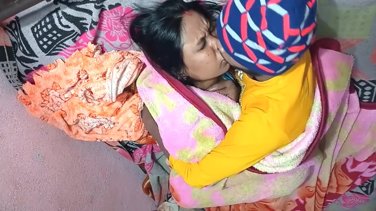 Desi Maida Ko Pelae Kar Di Raat Me Sande Ko