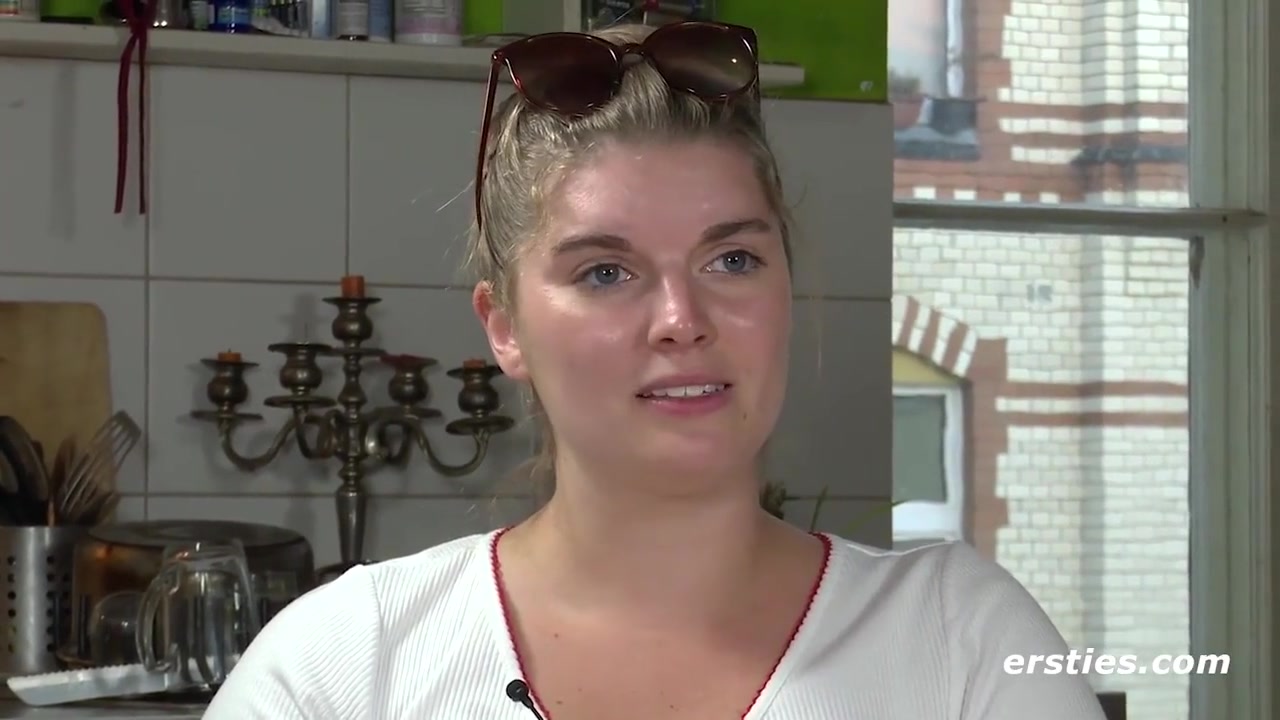 Blonde Halb-danin Natascha Fingert Sich Doggy Auf Dem Kuchentisch