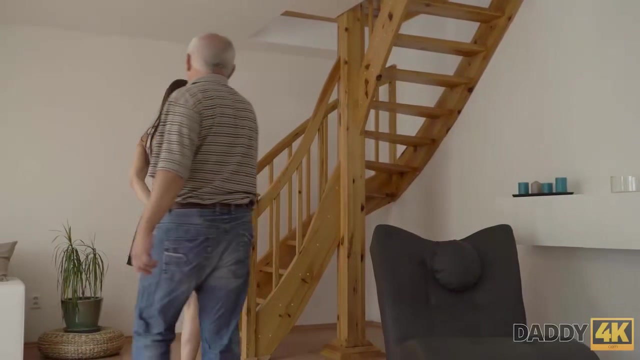 DADDY4K. Vieil homme aux cheveux gris parvient a seduire l'adorable poulette teen 18+