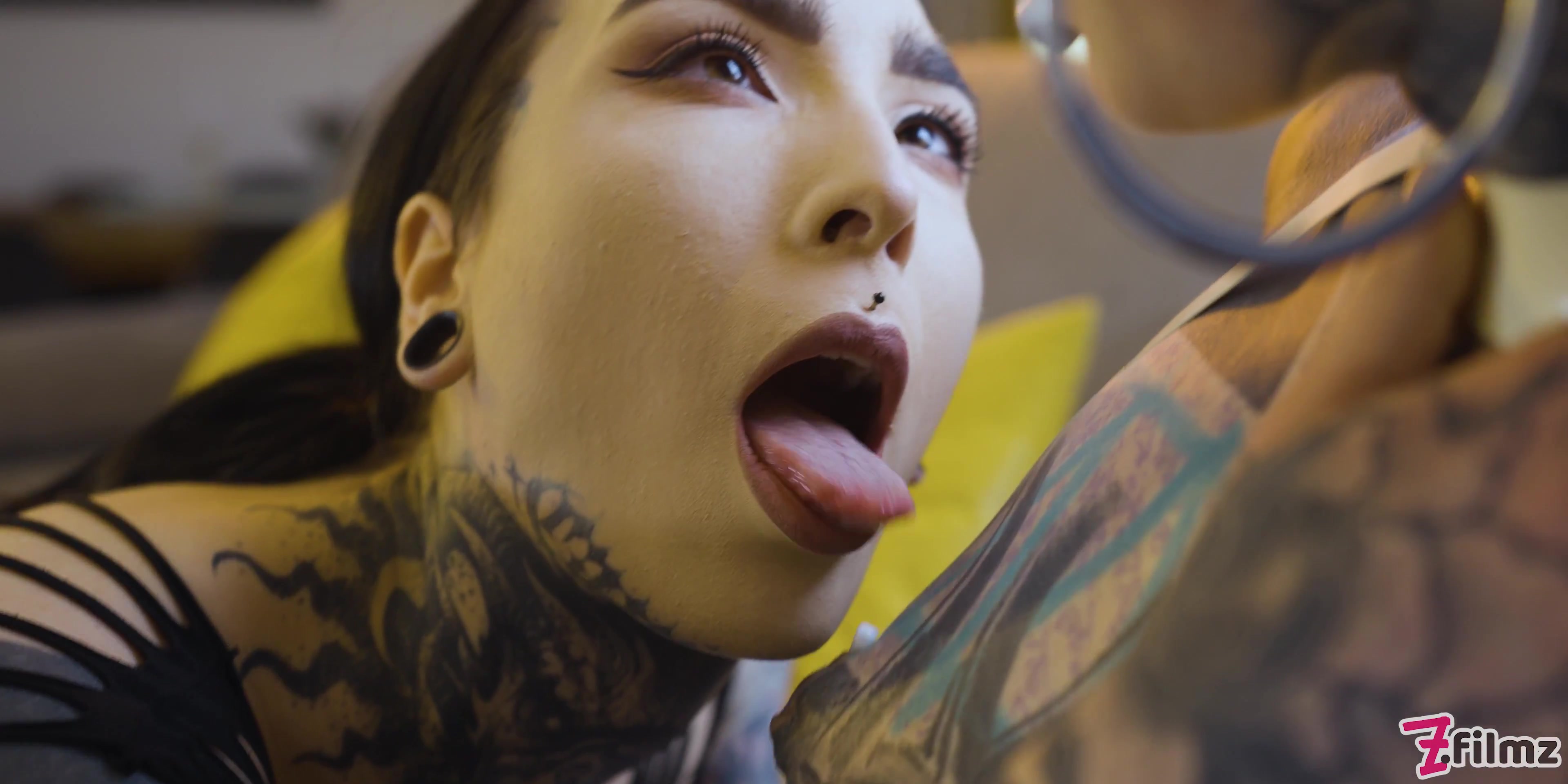 Burlesque Tattoo Beauty With Big Boobs Gives Anal Fuck With Strap-On
