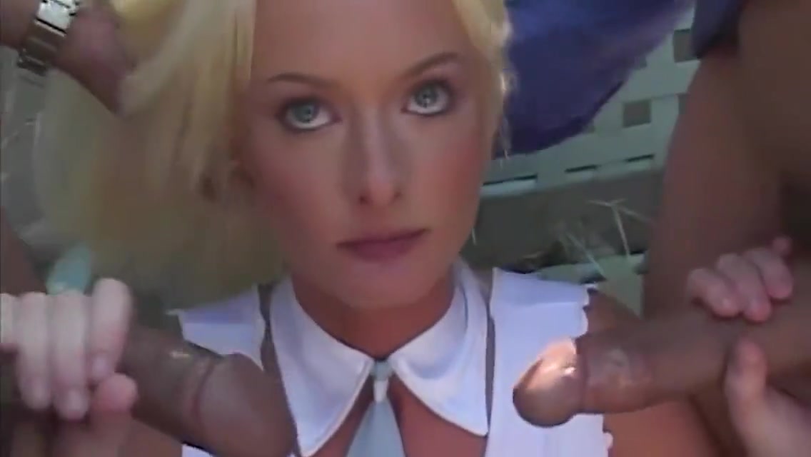 Melissa Lauren - Cette Chatte Blonde Maudit Parce Que Ses Amis Lui Rendent Visite A Maison .. Mais Quand Les Deux Se Defont De Sa Bite, Elle Sallonge La Cuisse Ouverte - Trio 28 Min