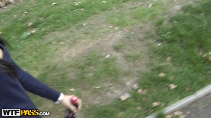 Wicked hottie sucks in the park