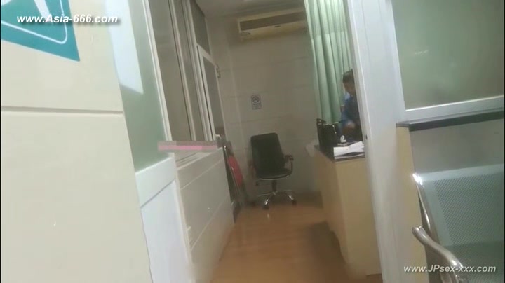 peeping chinese woman to go to the hospital for an injection.1