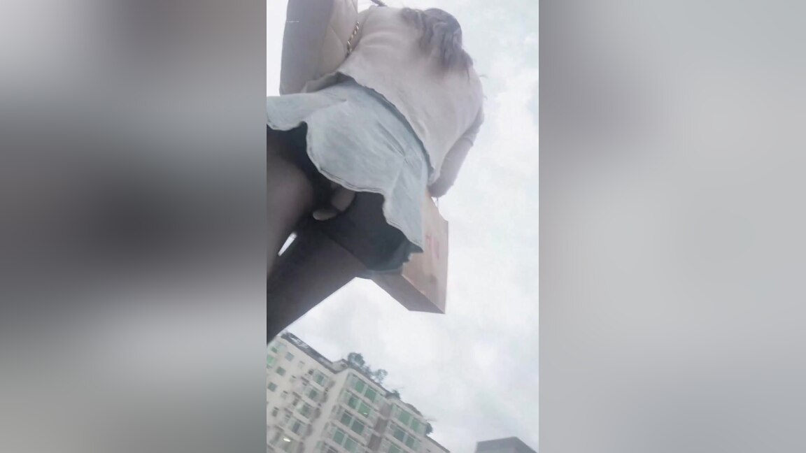 asian girl pissing in toilet