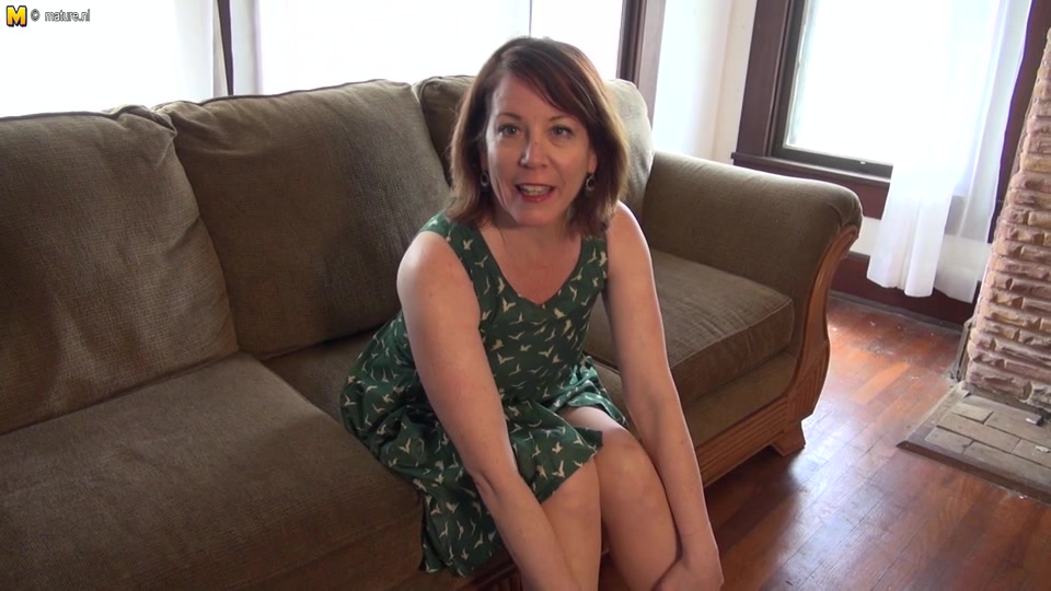 Cute Mature Lady Playing With Her Shaved Pink Pussy - MatureNL