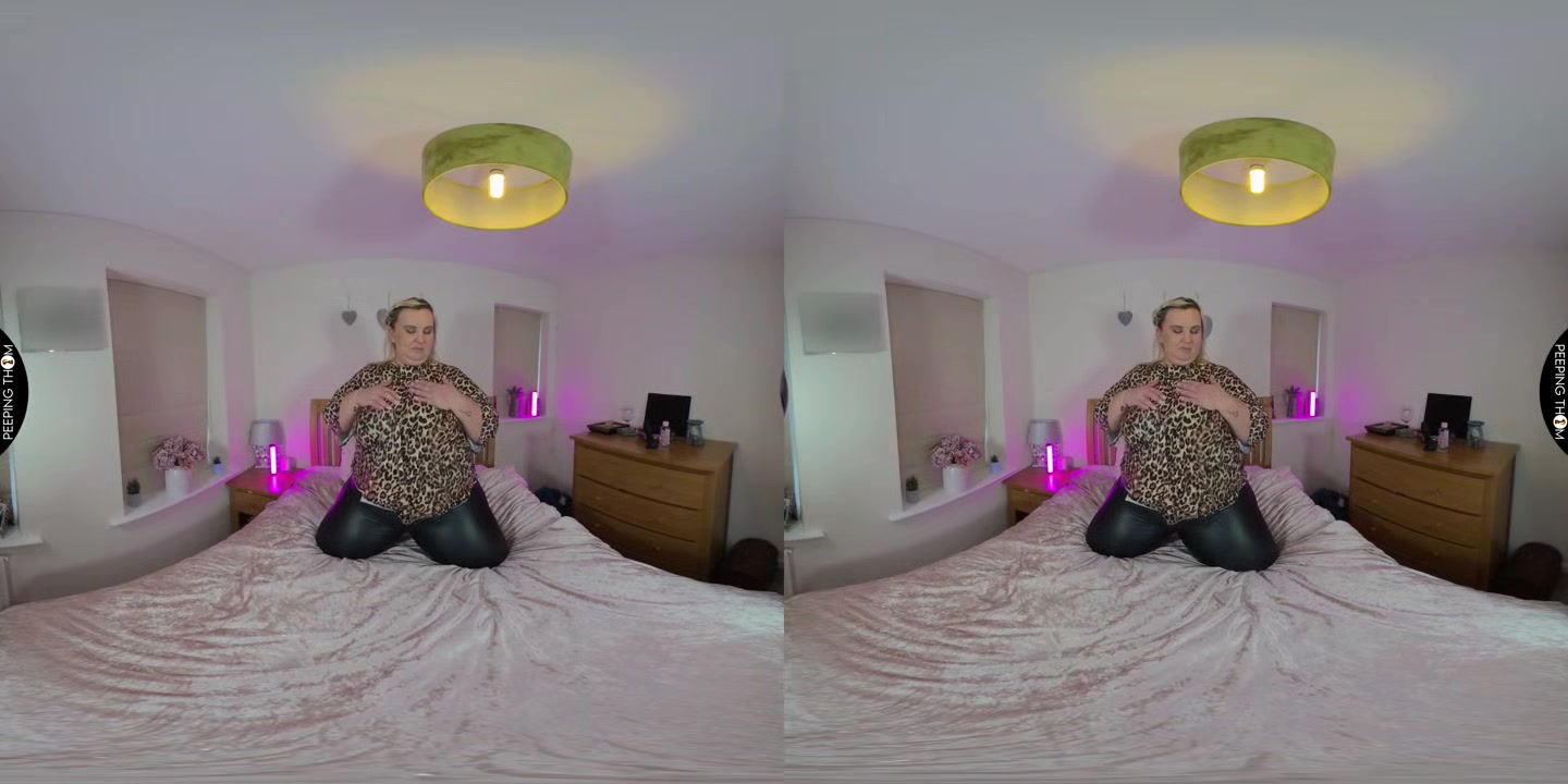 Jamie Leigh - Huge Milkers Tease - PeepingThom