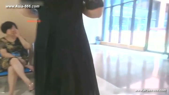 peeping chinese woman to go to the hospital for an injection.5