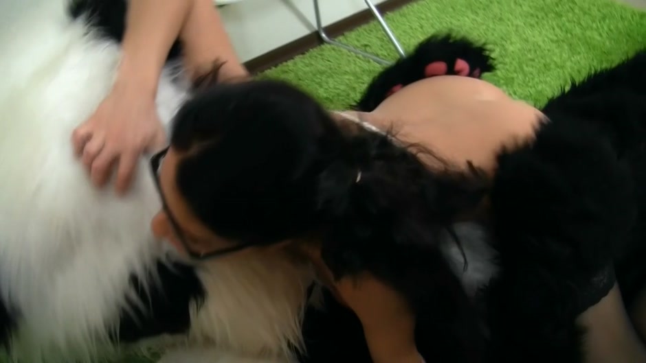 Busty gal fucked a sex toy while in stockings
