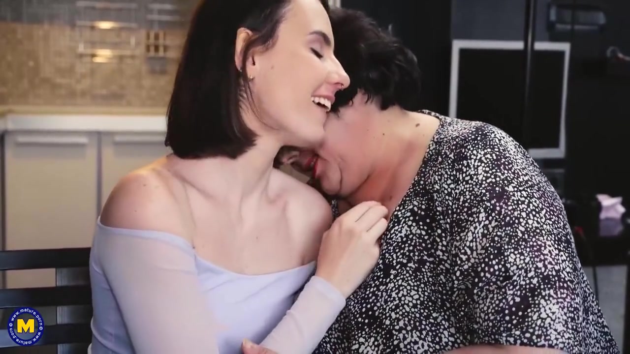 Big Mature Lesbian Fucks Cute Girl