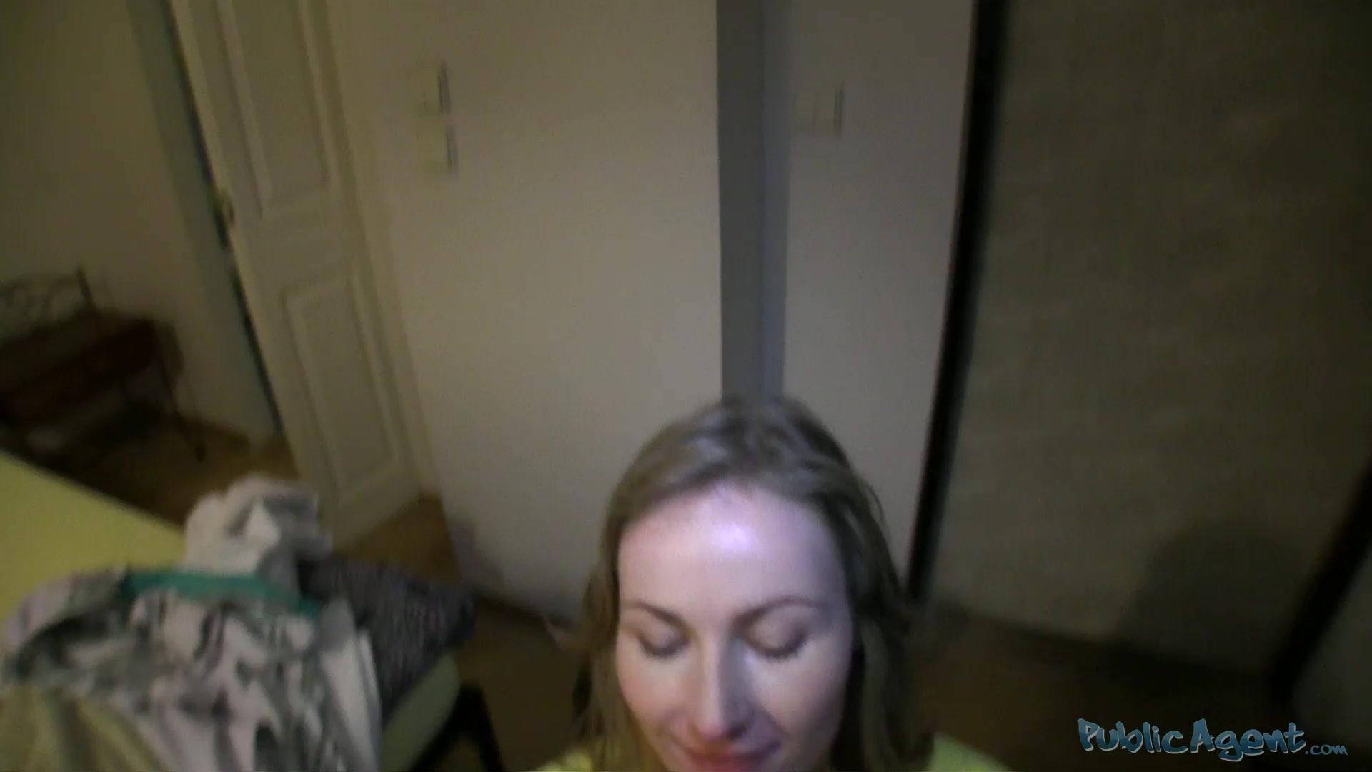 Nice babe came with guy and wildly sucked his cock in the bedroom