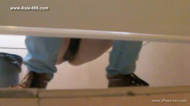 chinese girls go to toilet.33