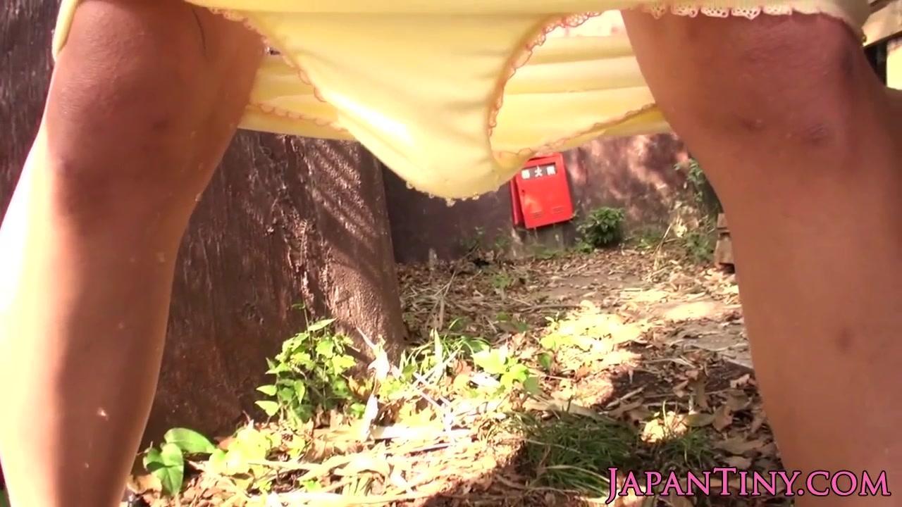 Tiny japanese babe fingerfucked outdoors