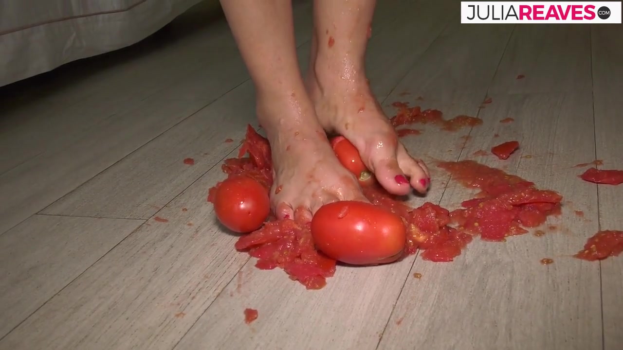 She Makes Tomato Juice Naked And Gets Horny While Doing It - KinkyBitches