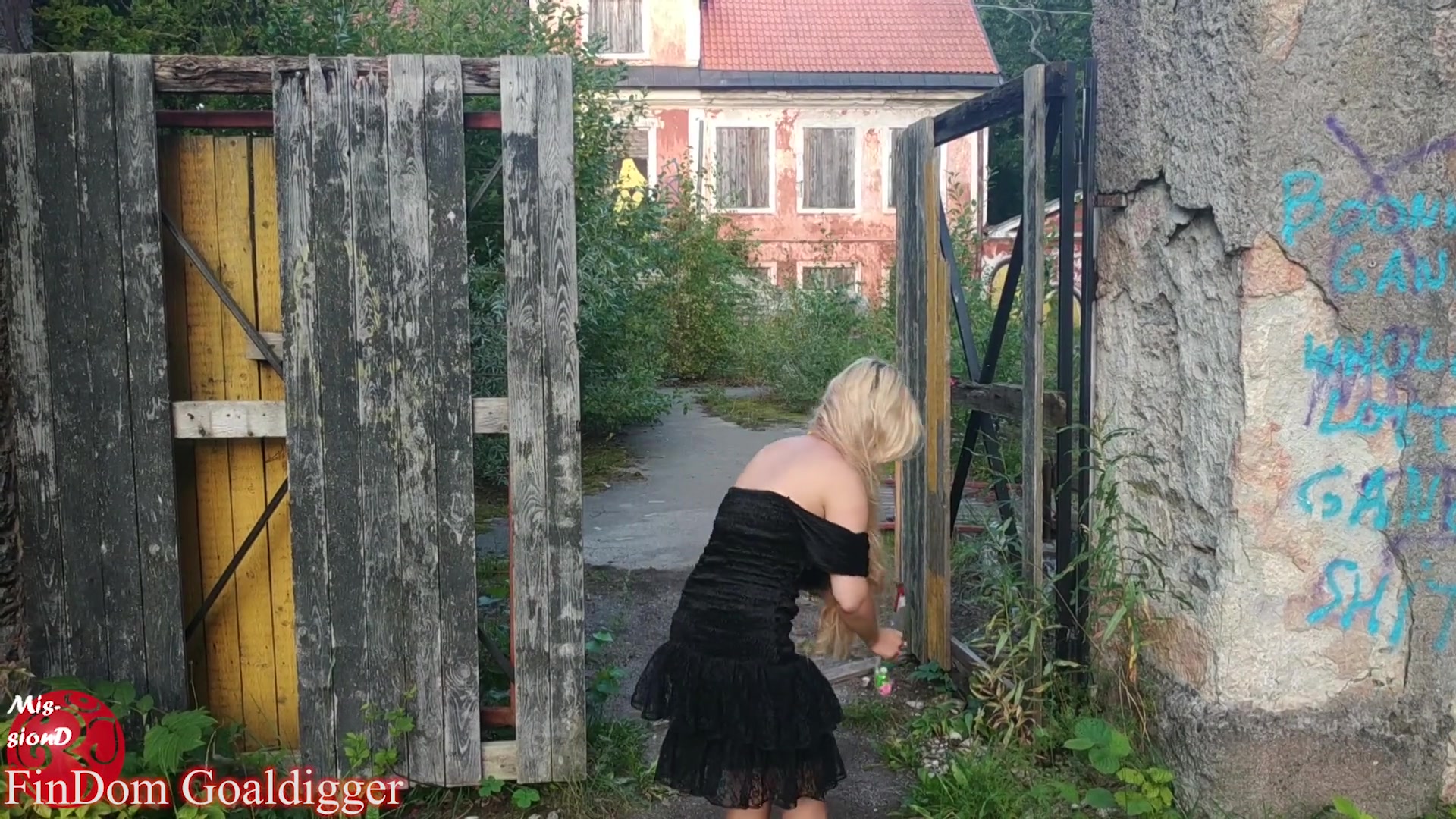 Blowing Balloons Near Old Manor In Big Eye Glasses - Sex Movies Featuring Findom Goaldigger