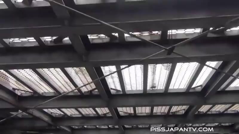 Spraying On The Catwalk - PissJapanTV
