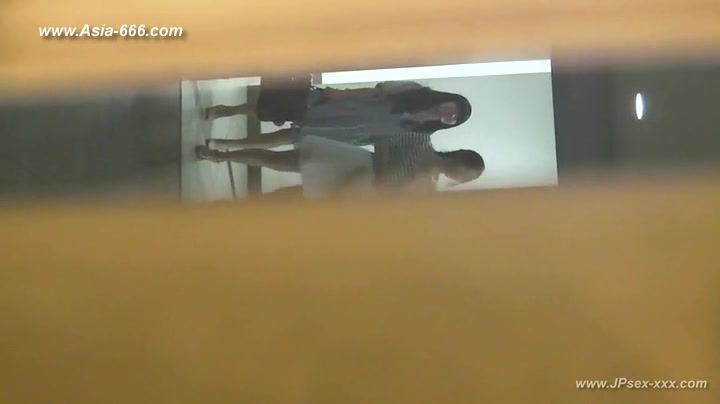 chinese girls go to toilet.79