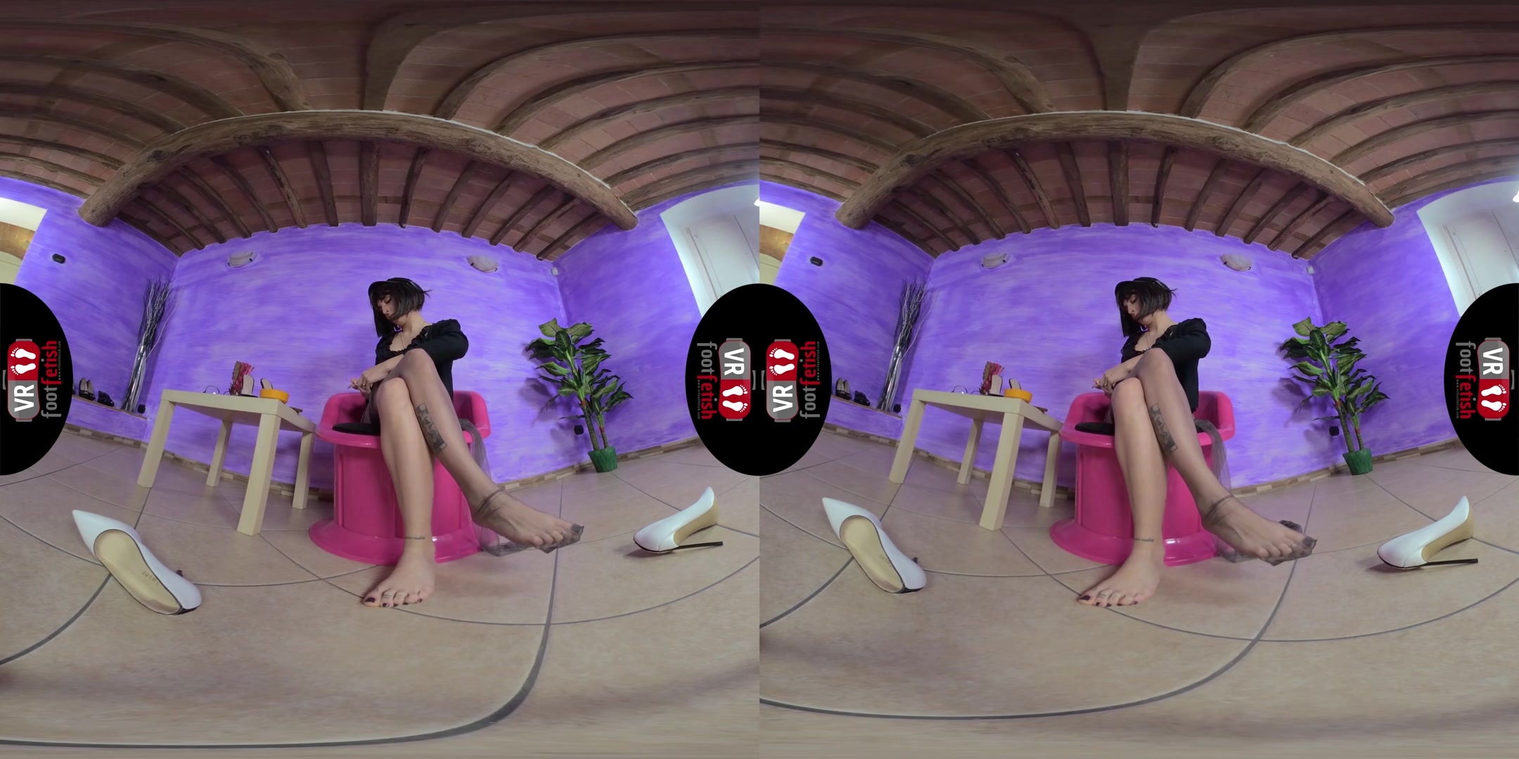 Gorgeous Aradia Takes Off Her Stockings And Oils Up Her Fabulous Feet - VRFootFetish