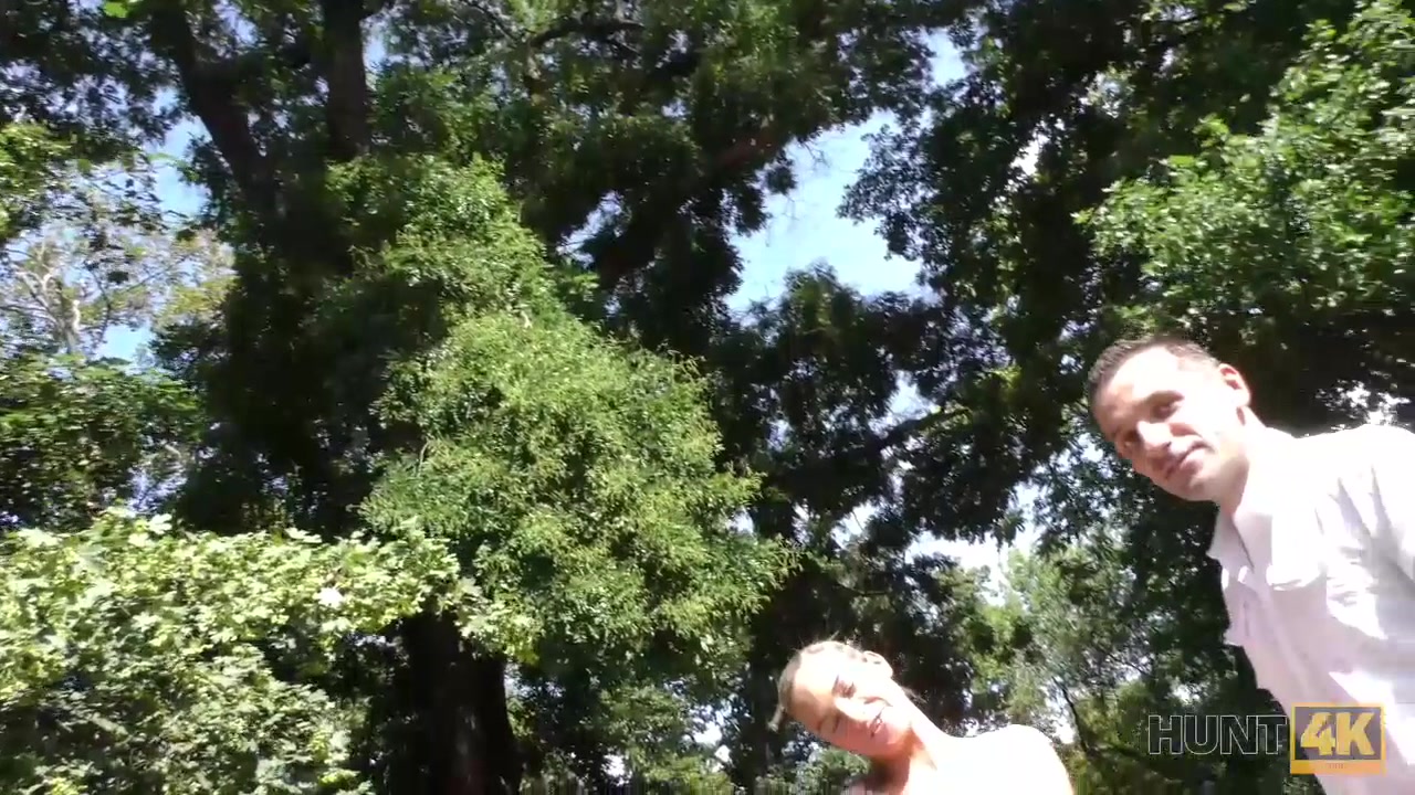 HUNT4K. Smart man finds pretext to buy sweet cunny of hot blonde