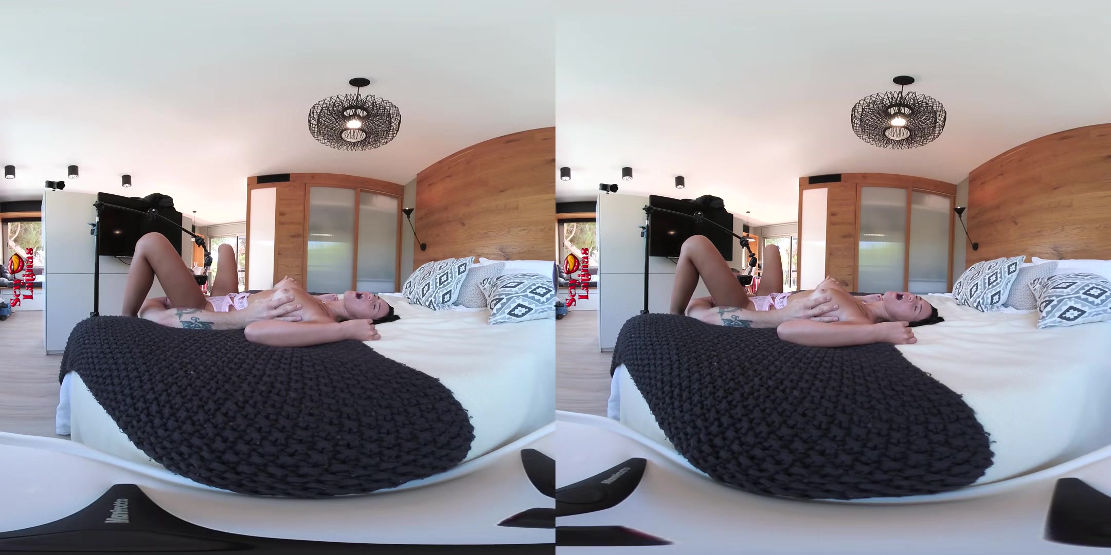 Morena Y Tetona - Busty Latina - Voyeur