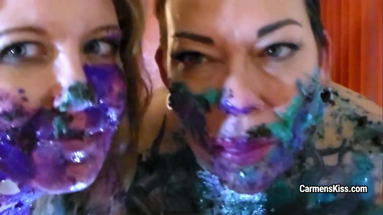 BBW Carmen De La Vega with girl smears their bodies with paints
