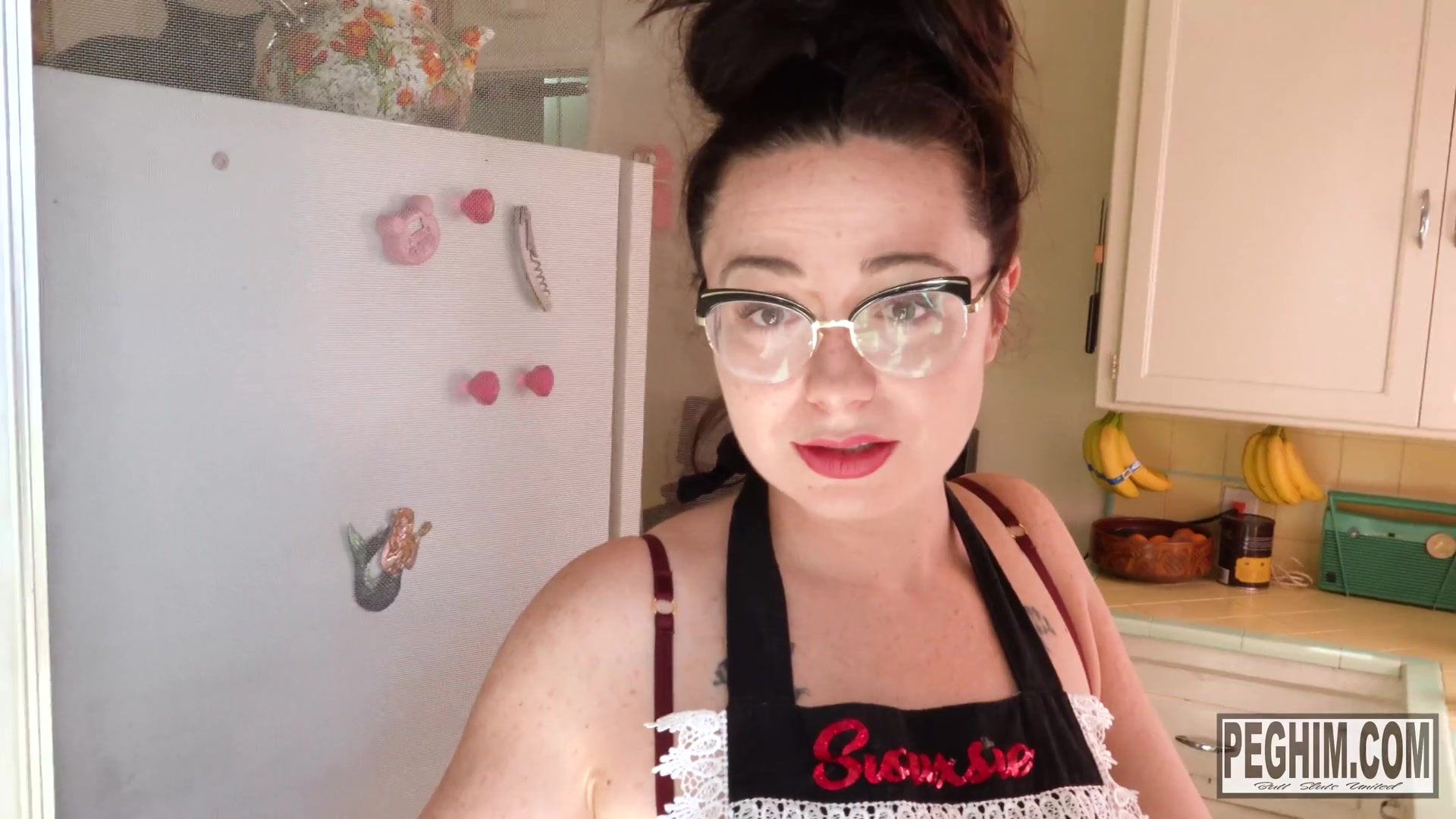 Siouxsie Q Gets Dirty In The Kitchen And Sticks A Banana In His Ass - Sex Movies Featuring Peghim