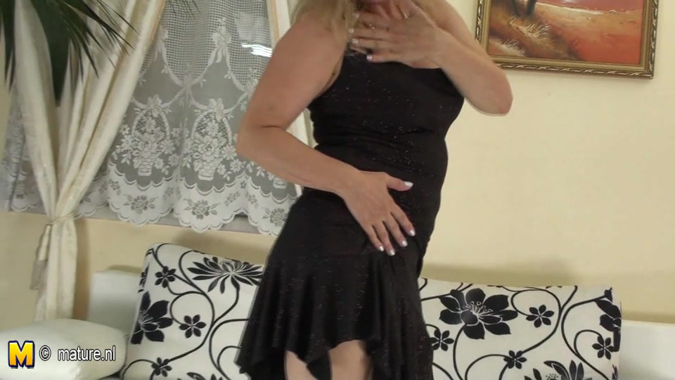 Naughty Mature Slut Playing With Herself - MatureNL