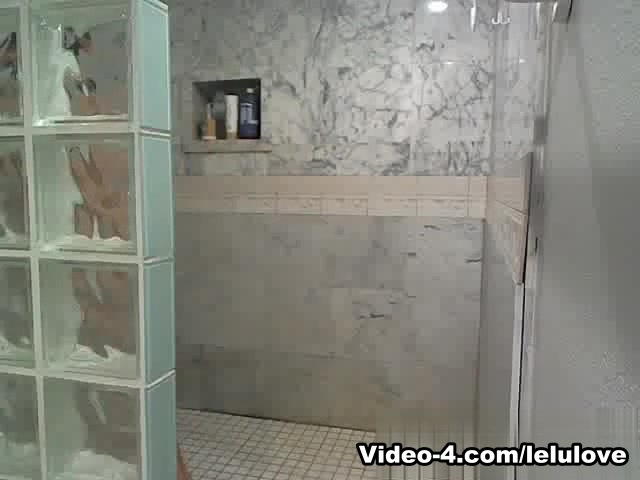 Facial Shower Poledancing