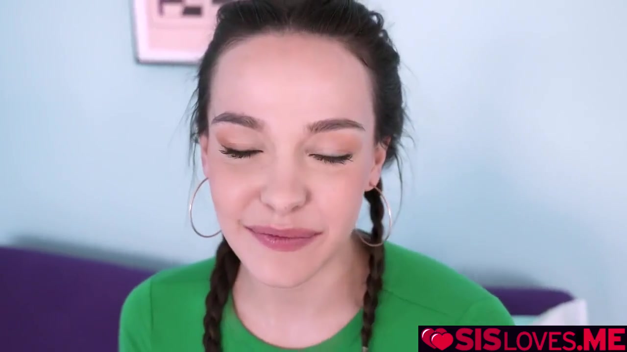 Plays With Rissa Mays Bouncy Tits