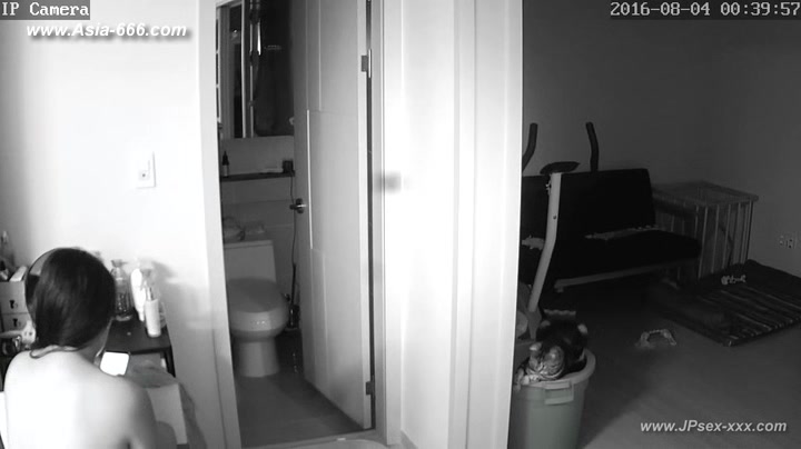 Hackers use the camera to remote monitoring of a lover's home life.***