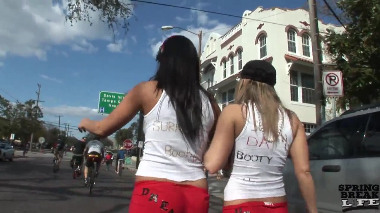 Gasparilla Party Girls Flashing on the Streets of Tampa Florida - SpringbreakLife