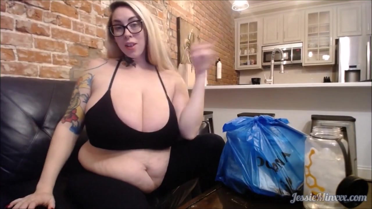 Jessie Eats Food In New Orleans