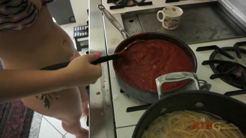 ATKGirlfriends video: Tara Lynn Foxx teaches us how to cook