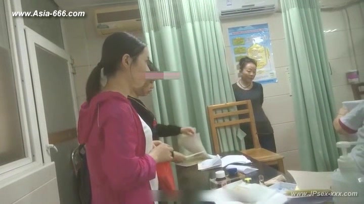 peeping chinese woman to go to the hospital for an injection.1