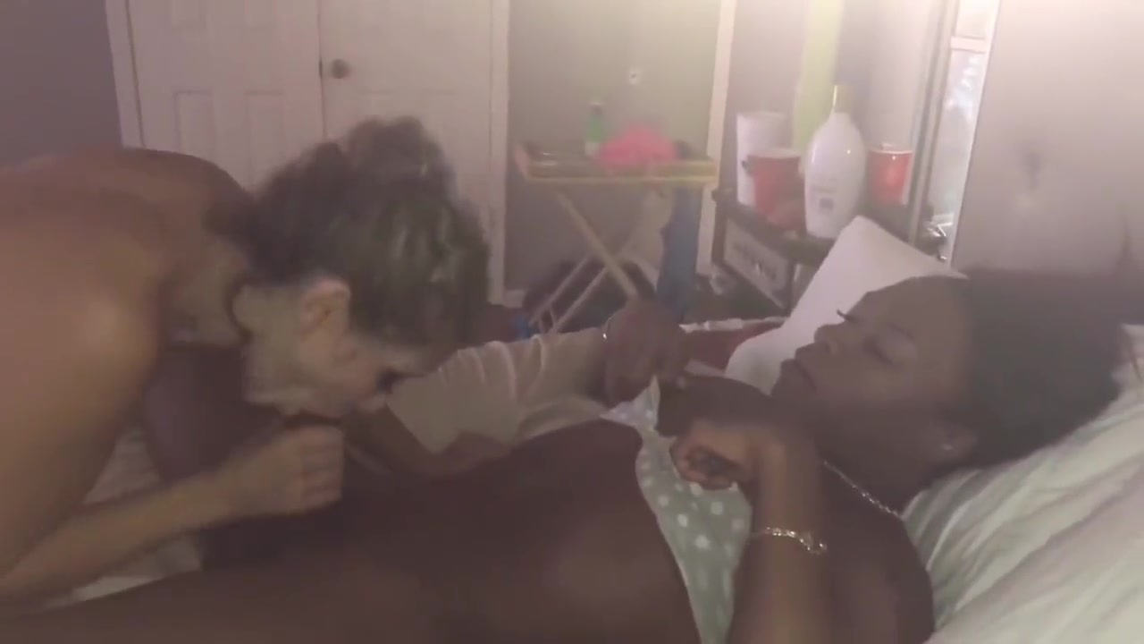 Amateur couple fucks TS with BBC