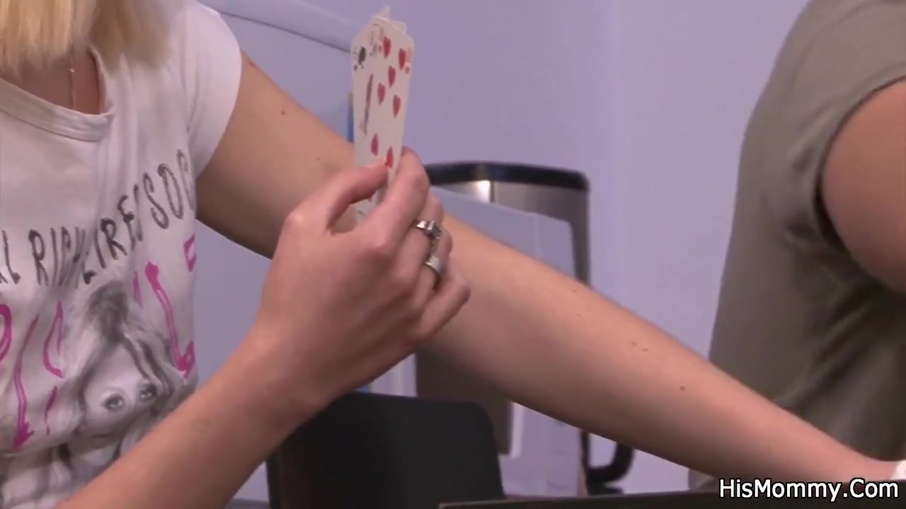 He Lost A Missed A Great Strip Poker - Martin Gun, Angelynne Hart And Samantha White