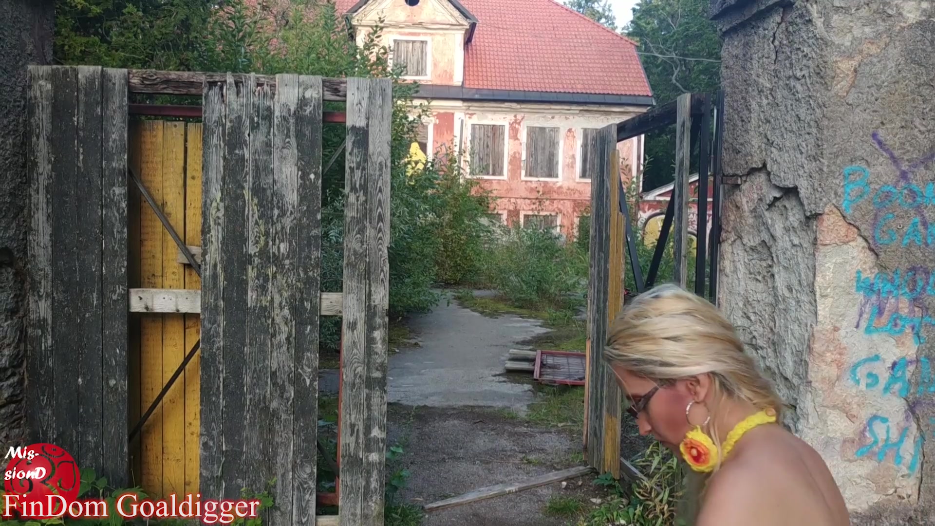 Blowing Balloons Near Old Manor In Big Eye Glasses - Sex Movies Featuring Findom Goaldigger