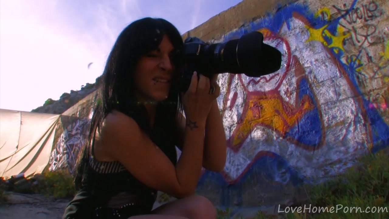 Lesbian Hotties Fuck Under A Hot Desert Sun