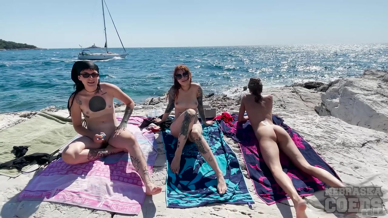Beach Nude Chilling And Stretching On Vacation With Miss Pussycat Brilla Cherry