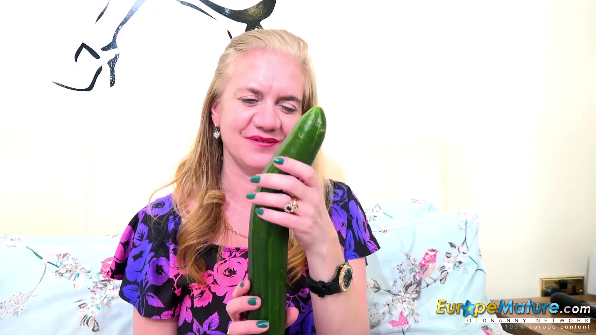EuropeMaturE One Mature Her Cucumber and Her Toy