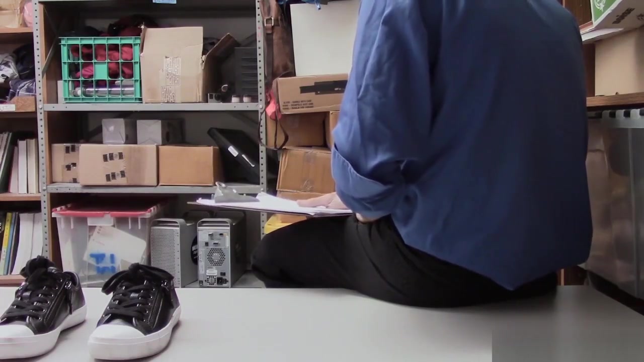 Shoplyfter Gracie May Green blowjob the LP Officers cock