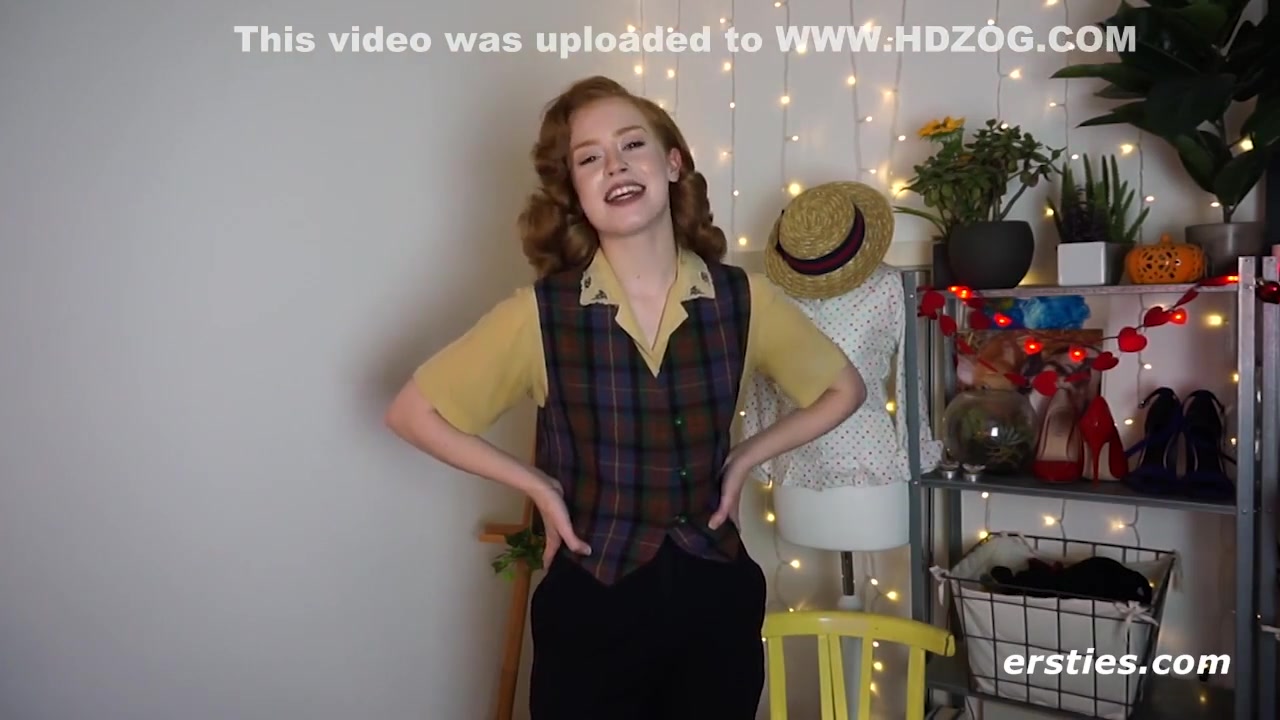 Looking Redhead Luna Flying Erotic Solo