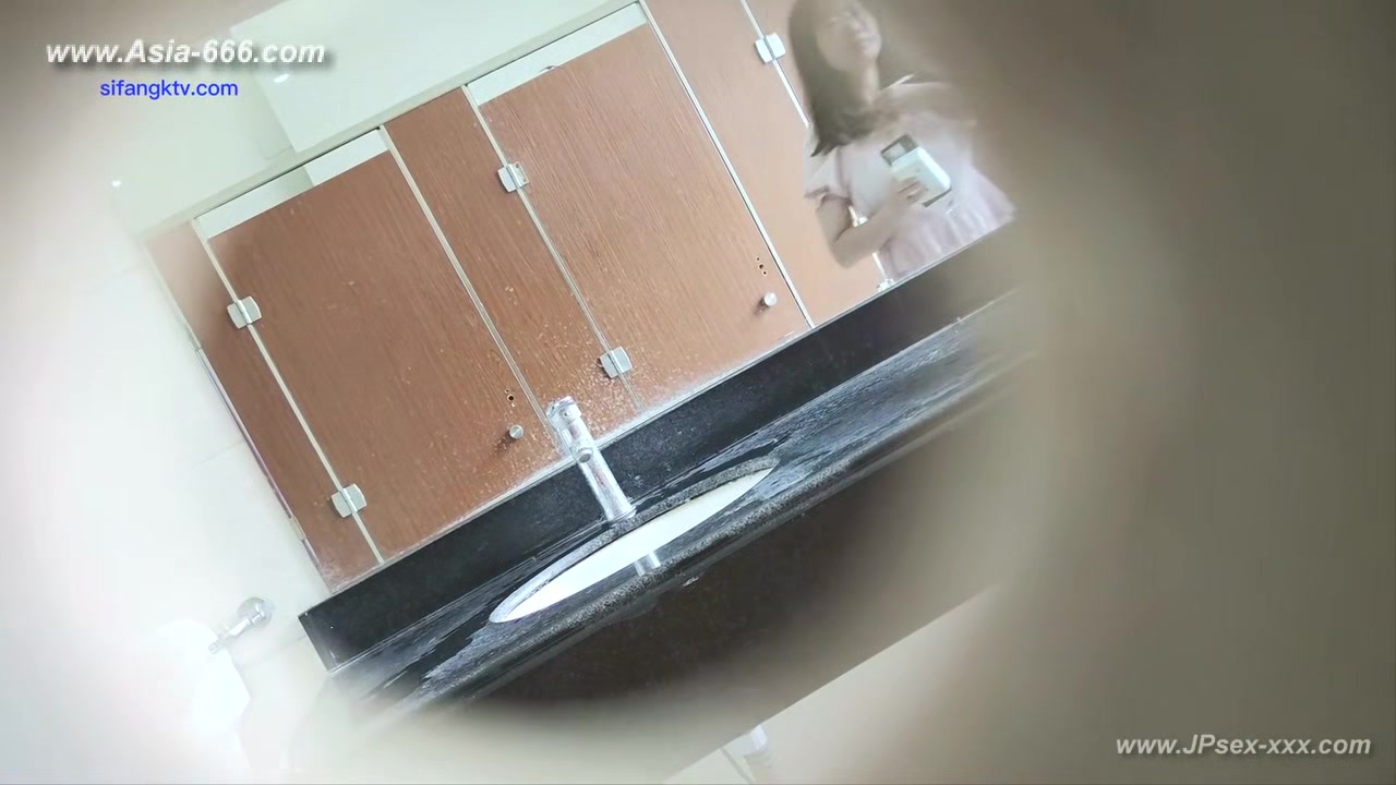 chinese girls go to toilet.300