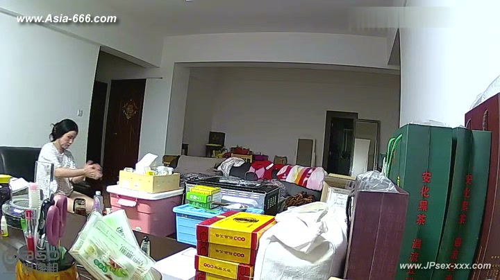 Hackers use the camera to remote monitoring of a lover's home life.285_2