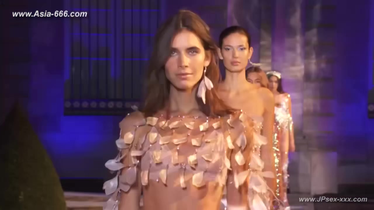 Braless Trends in Women's Fashion Style Compilation for Adventurous Dressers.5