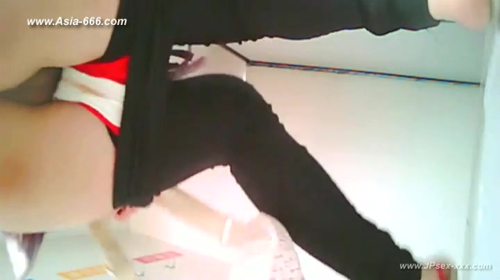 chinese girls go to toilet.73