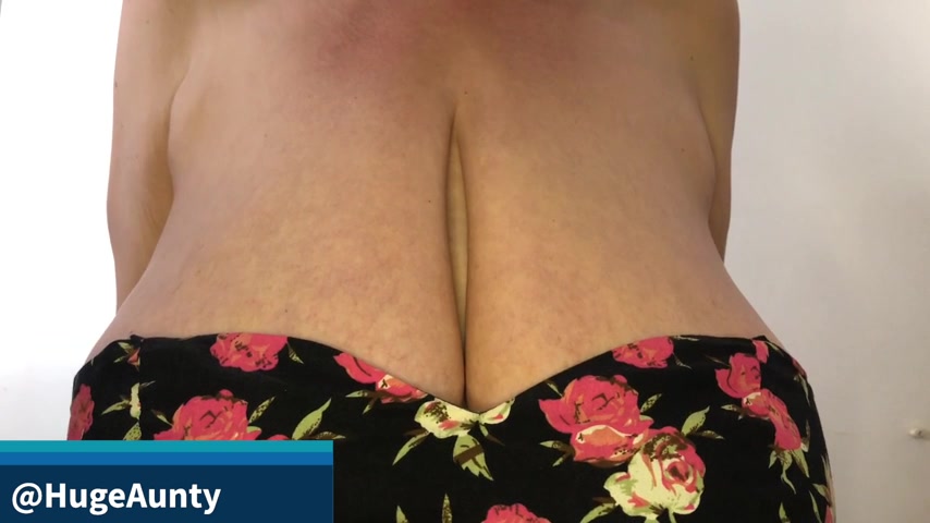 Storytime with Mrs Huge Aunty - SecretHandful