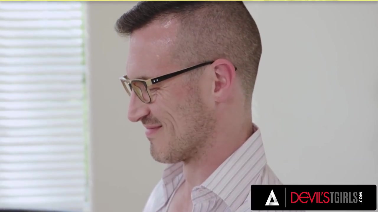 Hot Trans Forgets Her Bad Date By Getting Fuck By Her Stepdad With Derek Kage And Antonella Morena
