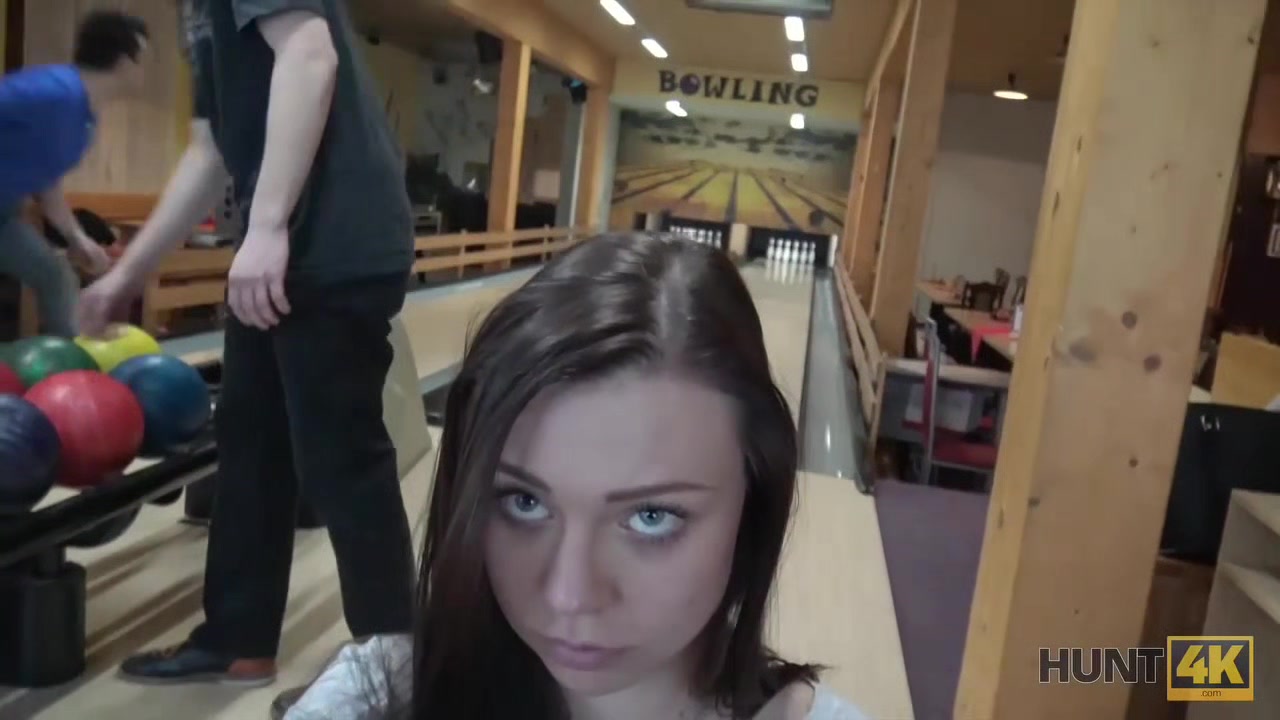 HUNT4K. Cocu regarde comment sa bien-aimee gagne de l'argent avec sa chatte