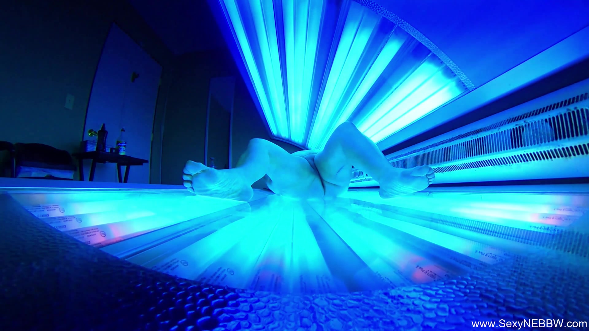 Sexy Bbw Playing Public Tanning Bed - Sexynebbw